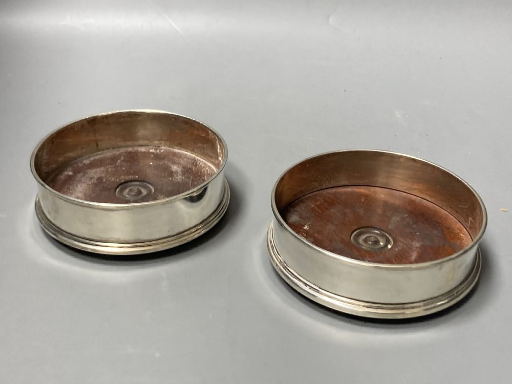 A pair of modern silver mounted wine coasters, W.E.N. London, 1985, 13.2cm.